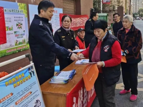 江西省永修县公安局展开挫折传销进社区宣扬运动